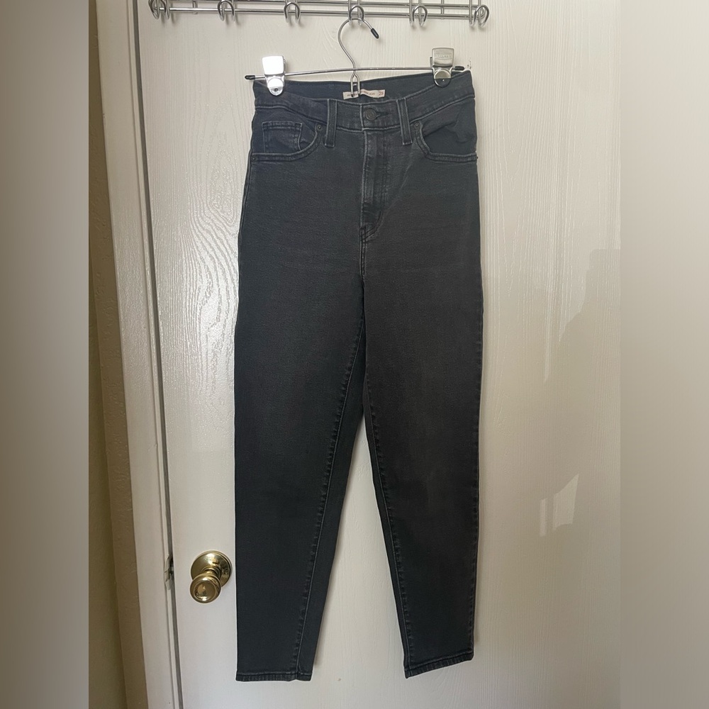 Levi’s || High Waisted Mom Jean